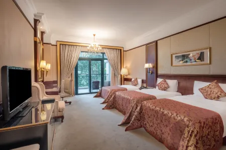 Evergrande World MICE Center Отели рядом с достопримечательностью «Jintang Bajing»