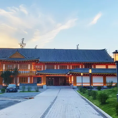 Changbai Mountain Guanyue Folk-Custom Hotel