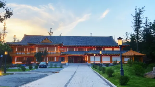 Changbai Mountain Guanyue Folk-Custom Hotel Отели в г. 