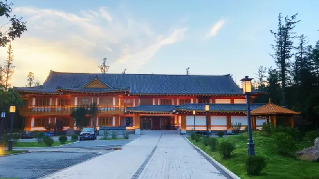 Changbai Mountain Guanyue Folk-Custom Hotel
