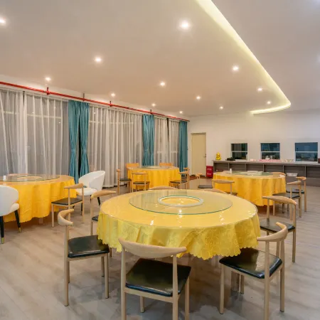 Rongjiang Tianchi Qiyue Hotel (Cunchao Football Field)