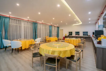 Rongjiang Tianchi Qiyue Hotel (Cunchao Football Field)