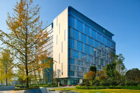 Holiday Inn Express Chengdu Wenjiang Hotspring Отели рядом с достопримечательностью «Liucheng Residential District Wansheng Community Activity Center»