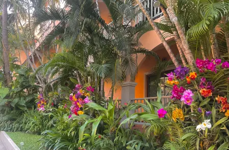 Anantasila Beach Resort Hua Hin Отели рядом с достопримечательностью «Сьюан Сон Прадипат Бич»