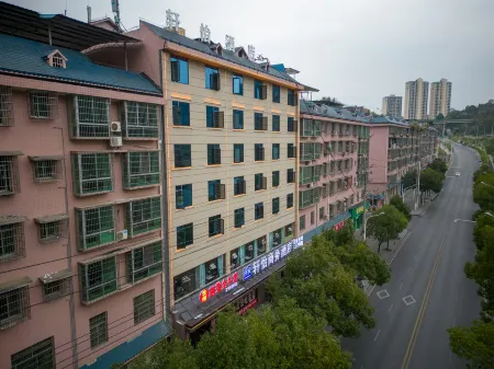 Junyi Business Hotel (Jishou Private Community Building Materials Home Furnishing Exhibition Center) Отели рядом с достопримечательностью «Jishou University»