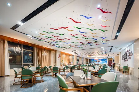 Serengeti Hotel Отели рядом с достопримечательностью «Jiaolonggang Zhanshi Center»