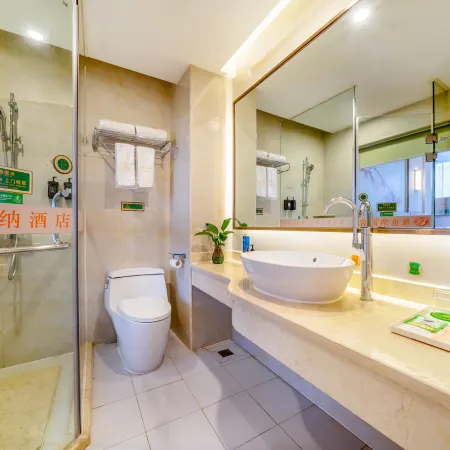Vienna Hotel(Hezhou Lingfeng Plaza Diversified Global City Store)