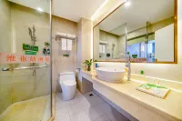 Vienna Hotel(Hezhou Lingfeng Plaza Diversified Global City Store) - Mountain view