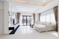 Pattaya detached four-bedroom five-bed room pool villa Hotel di Huai Yai