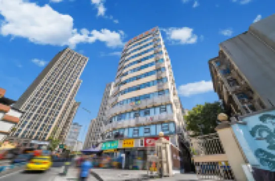 โฮม อินน์ พลัส ฉงชิ่ง กวนอิ่นเฉียว หงฉีเหอกู้ ไลท์ เรล สเตชั่น โรงแรมในฉงชิ่ง