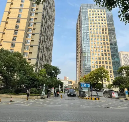 Qianlai Cinema Hotel (Jiangxia District Government Tan Xinpei Park Subway Station Branch) Отели рядом с достопримечательностью «Wuhan University of Engineering Science»