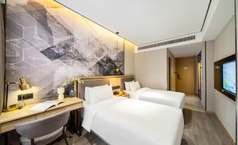 Wanhe Zhizhen Hotel (Shanghai Sun Moonlight Dapuqiao Subway Station)