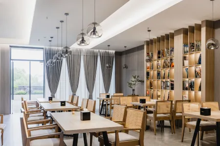 Lanshan Yisu Hotel (Jinsha Plaza Beiguan Stone Archway) Отели рядом с достопримечательностью «Chuannan Normal College for Childhood Education»