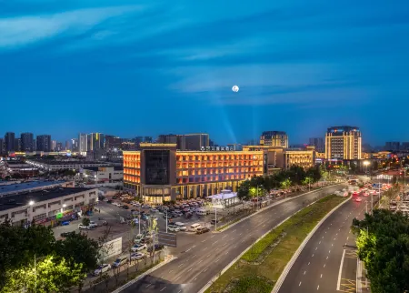 Yilongxuan Hotel (Zhengzhou East Railway Station) Отели рядом с достопримечательностью «Henan Traffic Technician Institute»