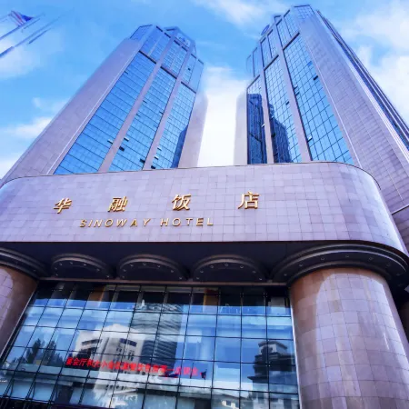 Harbin Huarong Hotel (Harbin Railway Station Museum Subway Station Branch) Отели рядом с достопримечательностью «Железнодорожный вокзал Харбин»
