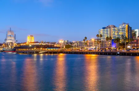 Wyndham San Diego Bayside Отели рядом с достопримечательностью «Ботаникал Билдинг»