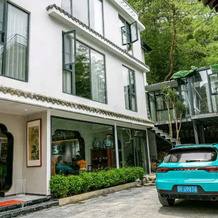 Jingdezhen Mountain has wooden B&B