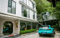 Jingdezhen Mountain has wooden B&B - Jacuzzi
