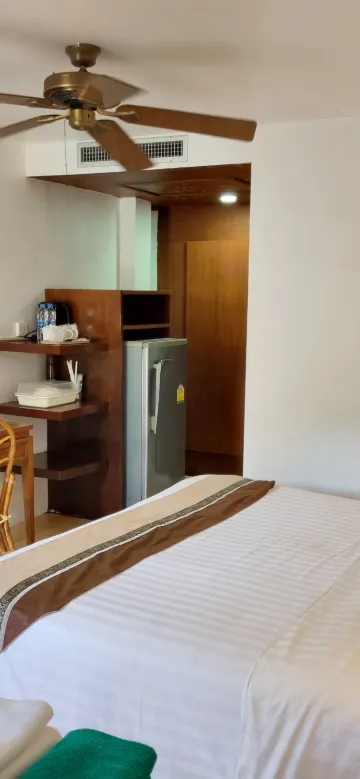 ห้องดีลักซ์ เตียงใหญ่ (วิวบางส่วน)