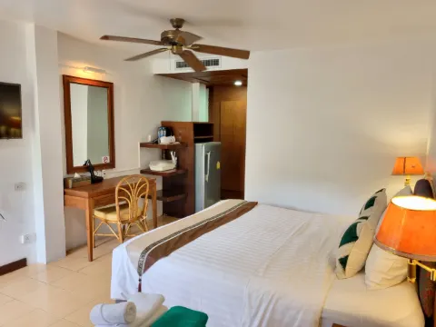 ห้องดีลักซ์ เตียงใหญ่ (วิวบางส่วน)