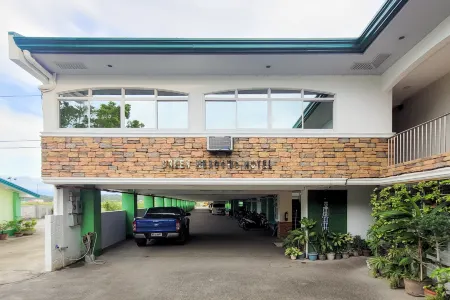 Green Meadows Hotel & Restaurant Отели рядом с достопримечательностью «Парк Батак Мини»