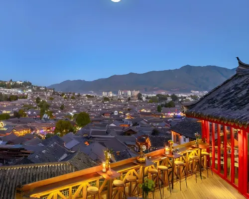 麗江悦庭丨360度空中テラス·麗江古城絶景·雪山デザイナーズ民宿 木府（ムフ）周辺のホテル