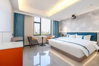 Pojing Hotel (Liuzhou Five-Star Commercial Pedestrian Street Jiangbin Park Branch) - balcony