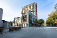 GreenTree Sunshine Holiday Hotel (Nanchang Bayi Square First Affiliated Hospital) Hotels near 699 Life Space