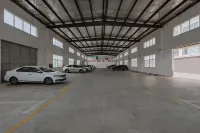 Vienna Hotel ( Ganzhou High-speed Railway West Station Jinling Road Store) - parking