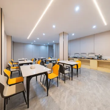 Ritzi-Carlman Hotel (Puning Plaza Wantaihui Shopping Center)
