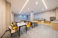 Ritzi-Carlman Hotel (Puning Plaza Wantaihui Shopping Center) Hotels in Puning