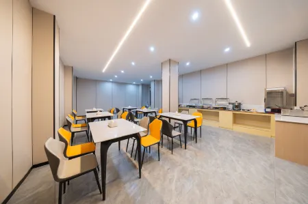 Ritzi-Carlman Hotel (Puning Plaza Wantaihui Shopping Center) Отели рядом с достопримечательностью «CPC Jieyang Committee Party School Puning Branch»