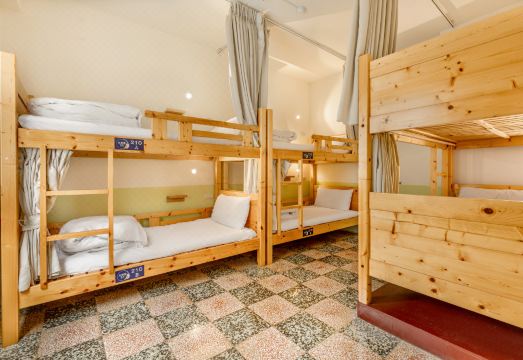 호스텔의 편리한 위치를 보여주는 주변 거리