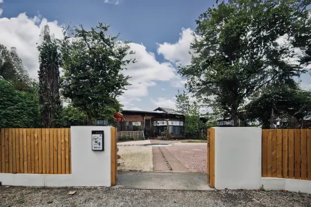 Jiayang Group, Wohong Village, Yuyao, Zhejiang, China, 450 meters north of Maohuping Отели рядом с достопримечательностью «Longshan Park (South Gate)»