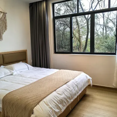 Breeze Homestay (Longhushan Tourist Center) Hotels near The Cliff Tomb