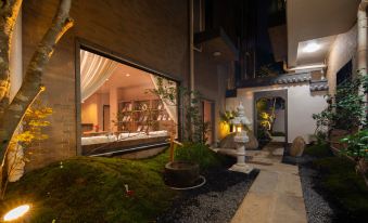 A small courtyard in silence