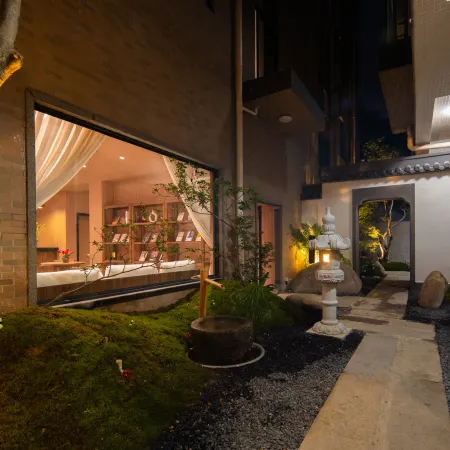 A small courtyard in silence