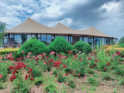 Colorful Danxia Haisheng Tent Hotel فنادق في لين دزه