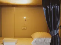 Poshtel 56 Các khách sạn gần Bến tàu Sathon