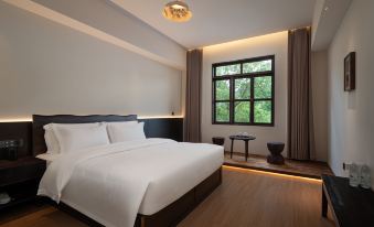 Enjoy a quiet hotel in the woods