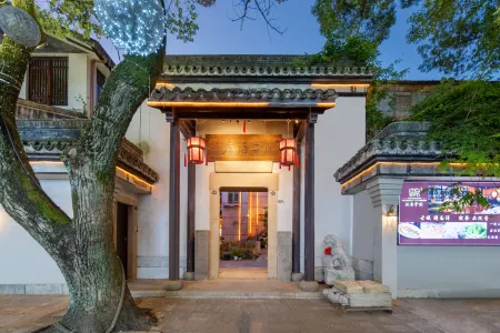 Eaglewood (LT) Hotel Отели рядом с достопримечательностью «Zhejiang University of Water Conservancy Hydropower (Nanzhang Campus)»