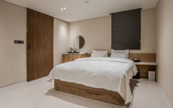 THE HOTEL 1997 道路谷公園周辺のホテル