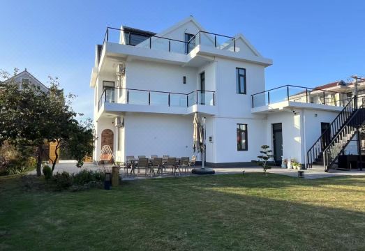 Floral Hotel · Chongming Yueting의 고급스러운 원목 객실 내부