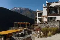 四姑娘山半山・白民宿（長青山寨観景平台）