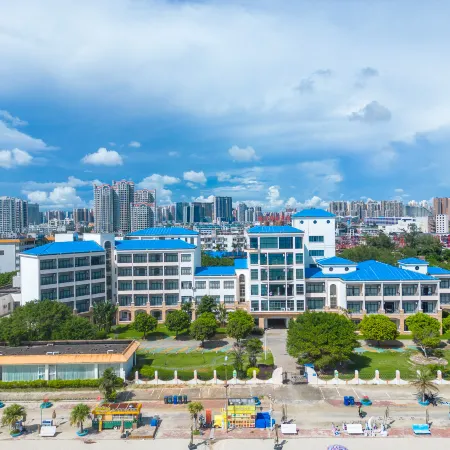 Beihai Seaview Caiyun Hotel (Qiaogang Beach Qiaogang Fengqing Street)