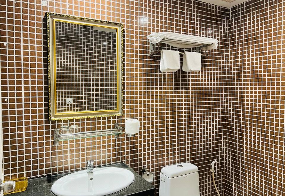 [요우 엥 호텔의 깔끔하게 정돈된 침대와 객실 전경]