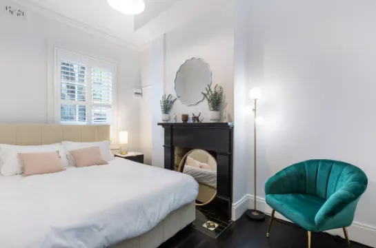 Stylish 4BR City Retreat Walk to CBD & Opera House