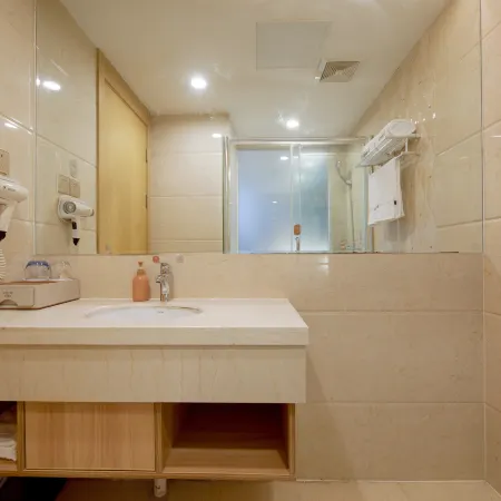 Yayue Hotel (Zhenjiang Railway Station North Square Xijin Ferry Store)