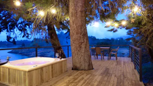 Tree House: Private cabin with jacuzzi & kayak