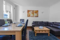 3 Bedroom Apartment - Glasgow Cromdale St - Sleeps 5 - Contractors, Business & Relocations - Condos